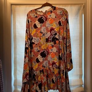 Stunning customade short dress with long sleeves